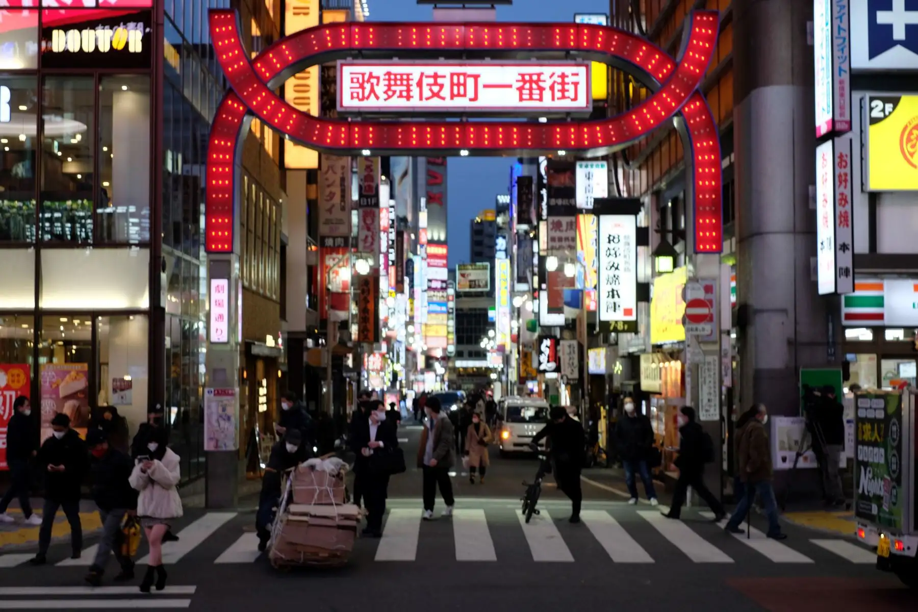 La gente camina en el distrito Shinjuku, antes de que se declare el estado de emergencia esperado para el área metropolitana de Tokio en medio de casos récord de coronavirus. Foto: AFP