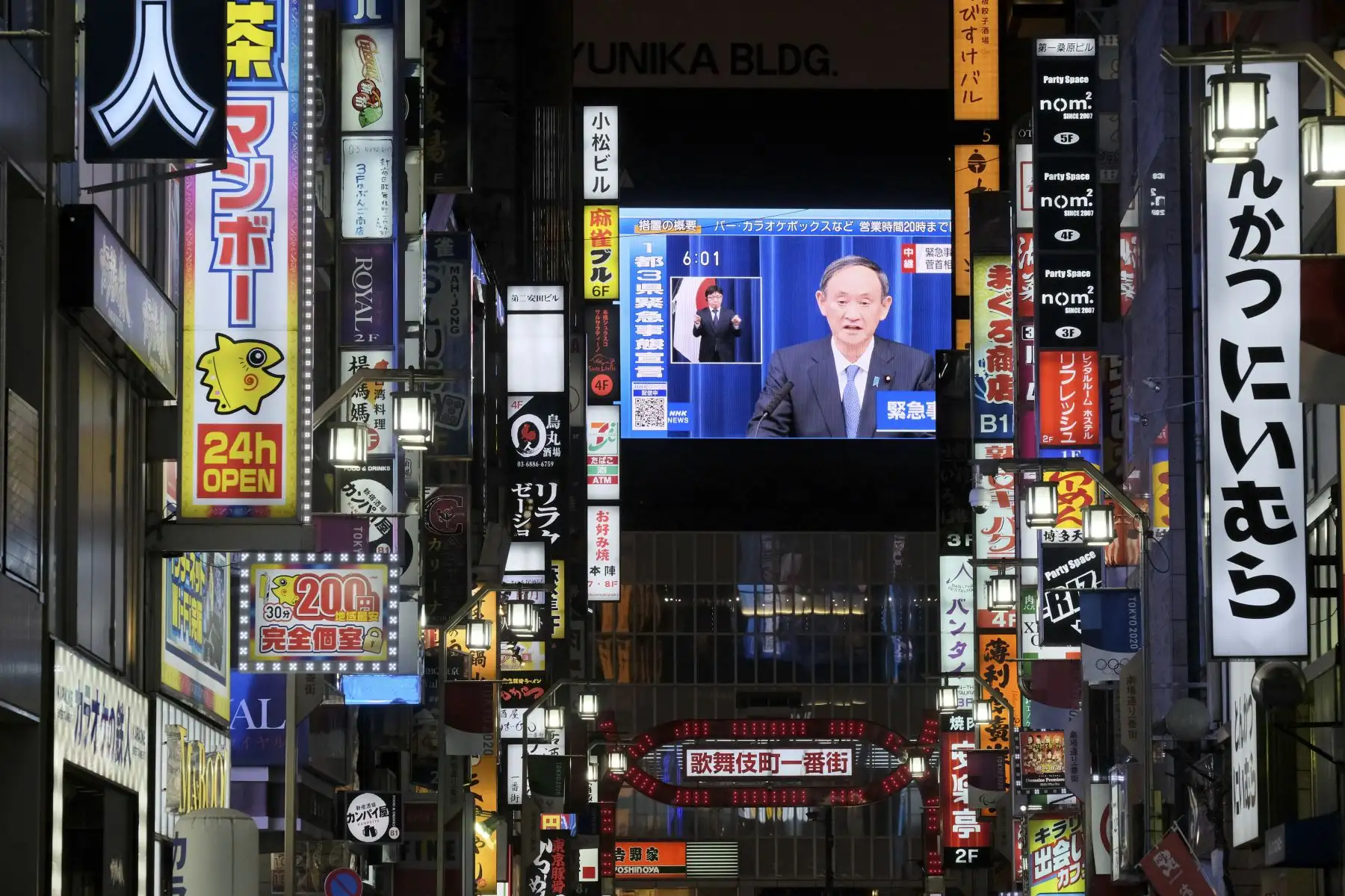 Una pantalla grande muestra al primer ministro japonés, Yoshihide Suga, durante una transmisión en vivo de una conferencia de prensa sobre un estado de emergencia declarado para el área metropolitana de Tokio en medio de la pandemia del coronavirus. Foto: AFP