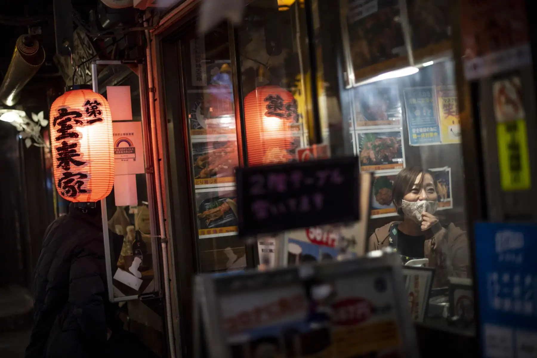 Un comensal se sienta dentro de un restaurante en el callejón Omoide Yokocho en el distrito de Shinjuku en Tokio. El gobierno de Japón declaró un estado de emergencia por coronavirus de un mes en el área metropolitana de Tokio . Foto: AFP
