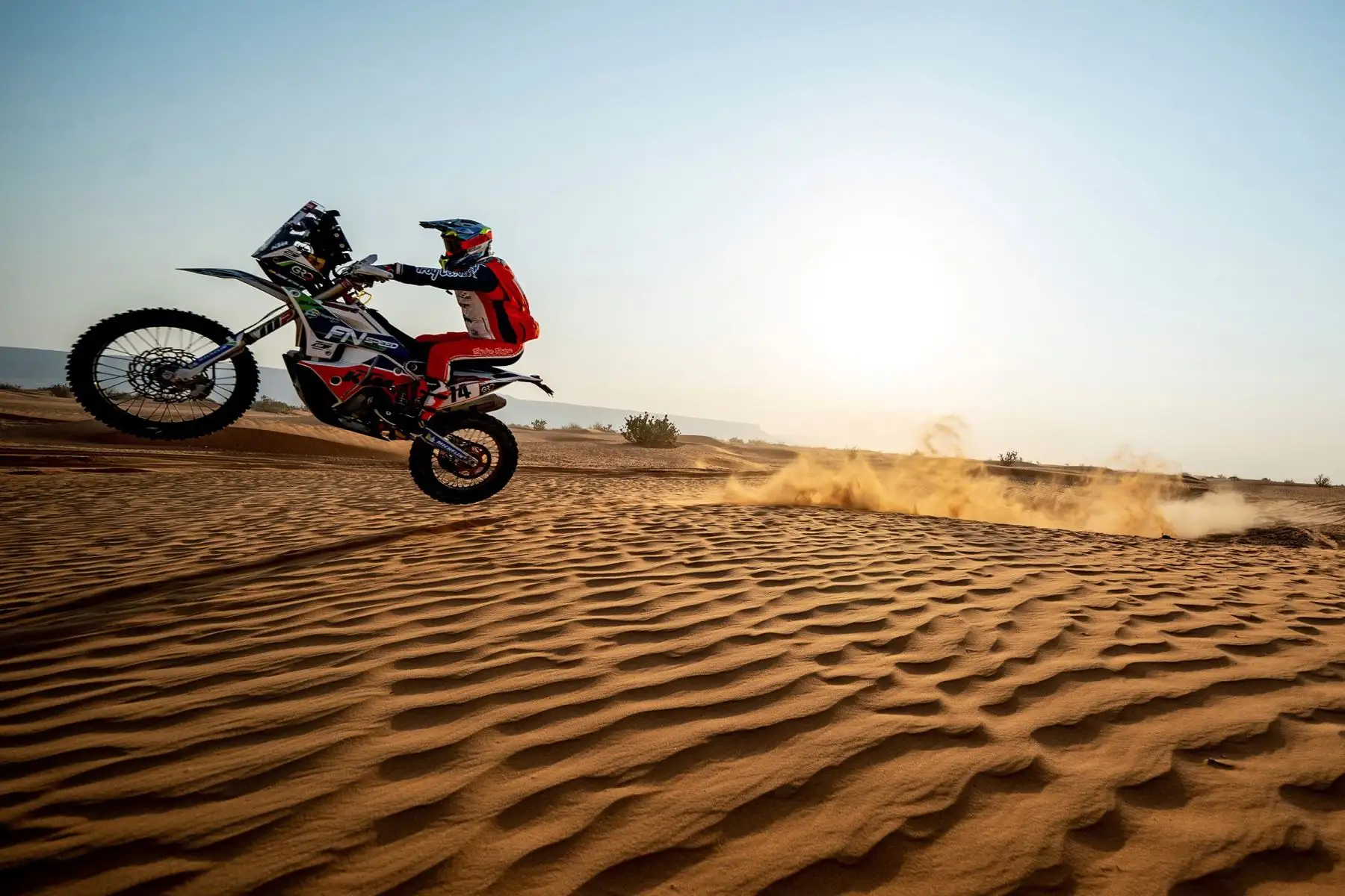 El piloto español Jaume Betriu compite este jueves durante la quinta etapa del Rally Dakar, un especial de 456 km, entre Riad y Al Qaisumah, en Arabia Saudí.  Foto: EFE