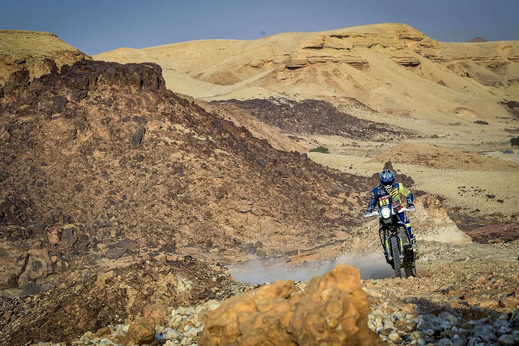 El piloto español Lorenzo Santolino compite este jueves durante la quinta etapa del Rally Dakar, un especial de 456 km, entre Riad y Al Qaisumah, en Arabia Saudí. Foto: EFE