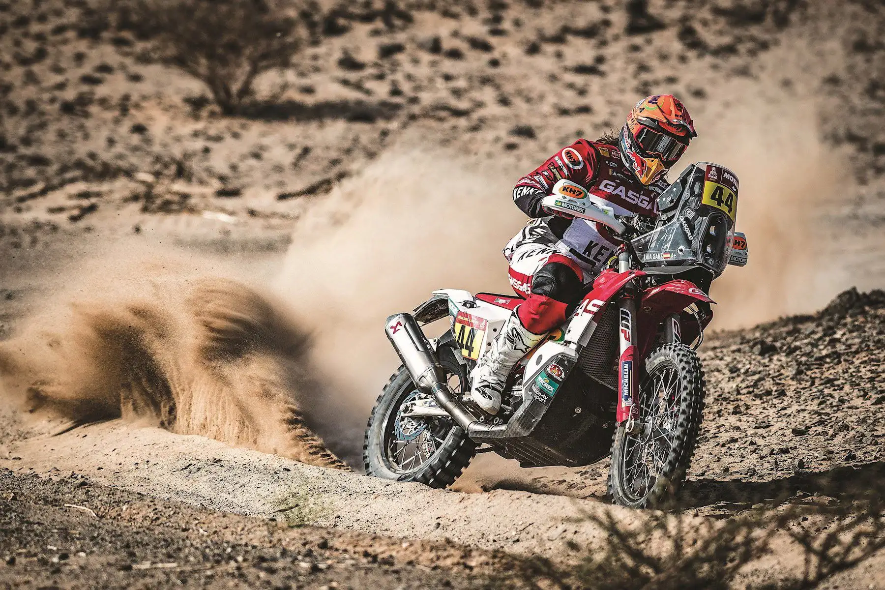 La española Laia Sanz (Gas Gas) compite este jueves durante la quinta etapa del Rally Dakar, un especial de 456 km, entre Riad y Al Qaisumah, en Arabia Saudí. Foto. EFE