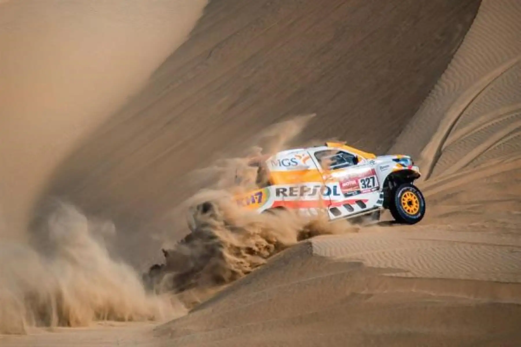 El piloto español Isidre Esteve compite este jueves durante la quinta etapa del Rally Dakar, un especial de 456 km, entre Riad y Al Qaisumah, en Arabia Saudí. Foto: EFE