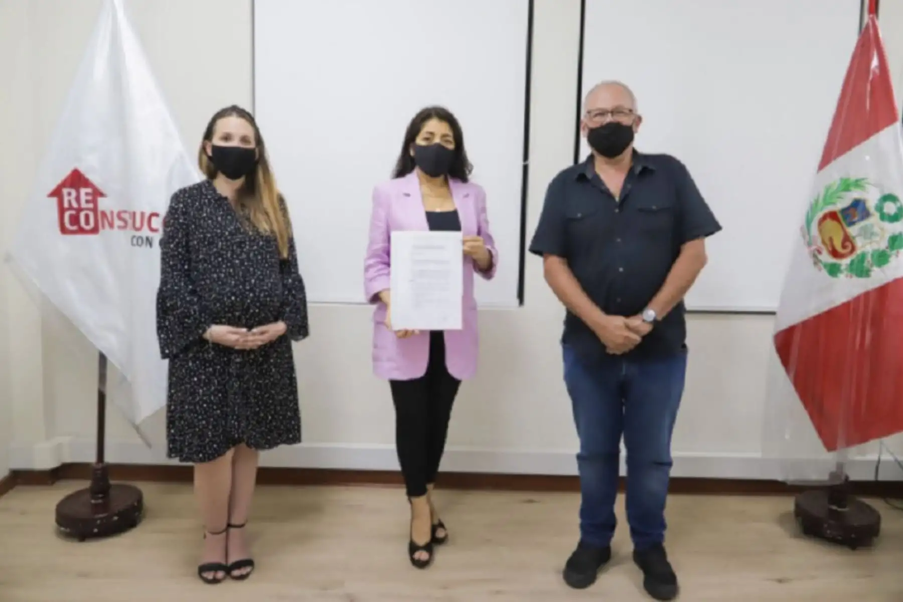 La Autoridad para la Reconstrucción con Cambios (ARCC) firmó el contrato con la empresa J.E. Construcciones Generales S.A. para iniciar la reconstrucción de 15 instituciones educativas que beneficiarán a más de 10,000 alumnos de las provincias de Piura, Morropón, Sullana y Talara.  Foto: ARCC