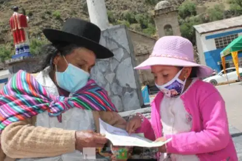 Más de 21,000 estudiantes de primaria de todo el país participaron en la VIII edición del Concurso Escolar Los Abuelos Ahora que organiza el Programa Nacional de Asistencia Solidaria Pensión 65, con el objetivo de sensibilizar a la población en la protección de los adultos mayores ante la situación de pandemia que vive el país. Foto: Midis/ Pensión 65