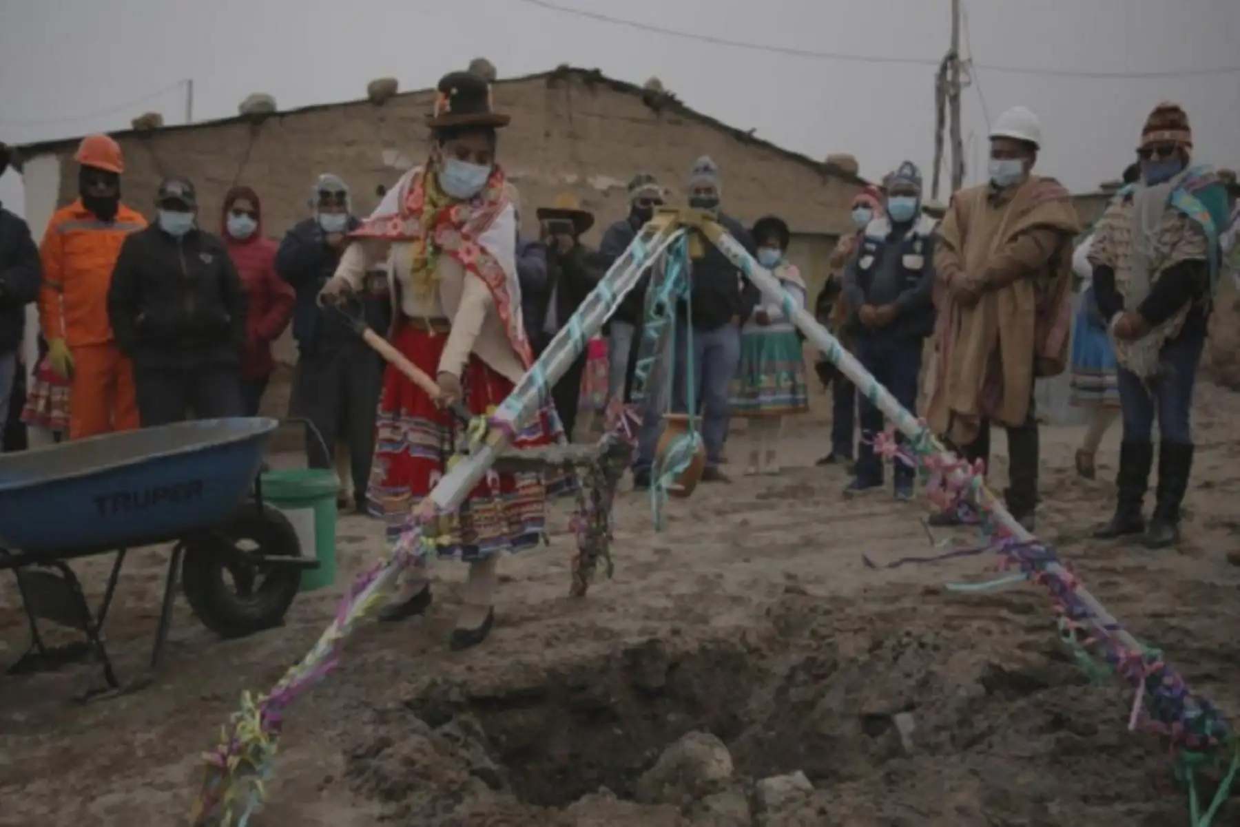 Proyecto de saneamiento, a cargo del Gobierno Regional de Arequipa, comprende la instalación de redes de agua potable en 3788.95 metros lineales, 141 conexiones domiciliarias de agua potable y 143 conexiones domiciliarias de desagüe y construcción de dos plantas de tratamiento de aguas residuales. ANDINA/Difusión