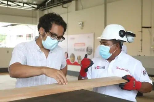 El ministro de la Producción, José Luis Chicoma Lúcar, indicó que la inversión de más de S/ 18 millones ha permitido que el CITE cuente con modernos laboratorios, salas de capacitación y plantas pilotos: una para productos como cacao, copoazú y castaña; y otra para sector forestal maderable. Foto: Produce
