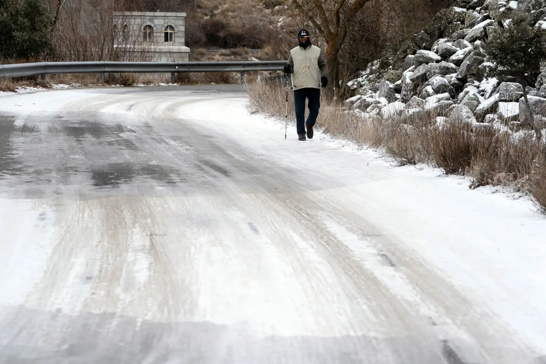 Un hombre pasea por un tramo de la carretera de acceso al embalse de Fuentes Claras con placas de hielo por las bajas temperaturas registradas durante los últimos días en Ávila. La borrasca Filomena tiene en alerta a casi toda España ante el riesgo de copiosas nevadas en zonas del centro y este peninsular.
Foto: EFE
