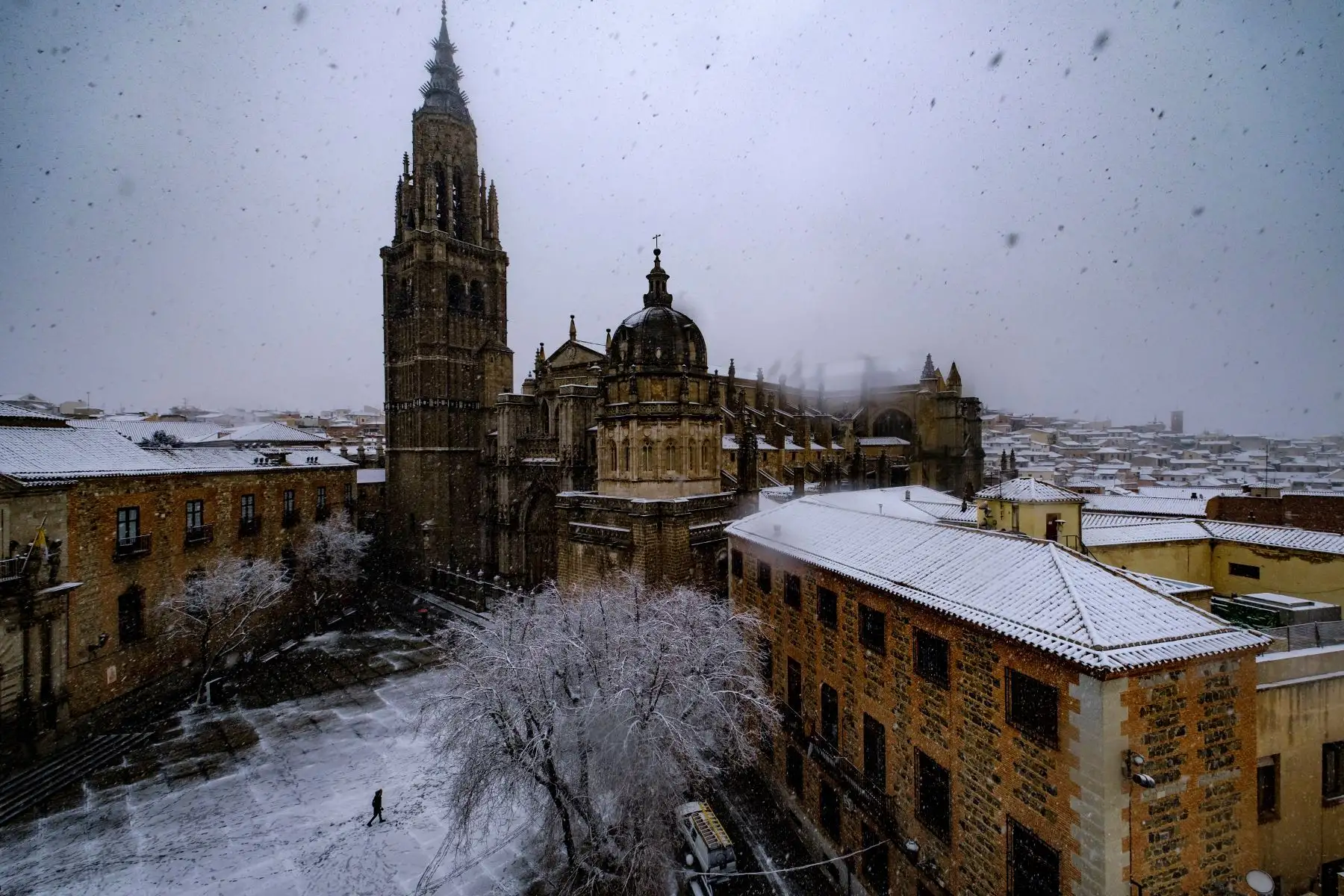 Paisaje durante una nevada en la ciudad de Toledo. La borrasca Filomena deja copiosas nevadas en zonas del centro y este peninsular, con cotas bastante bajas y espesores de más de 10 centímetros en el este de Castilla-La Mancha.
Foto : EFE