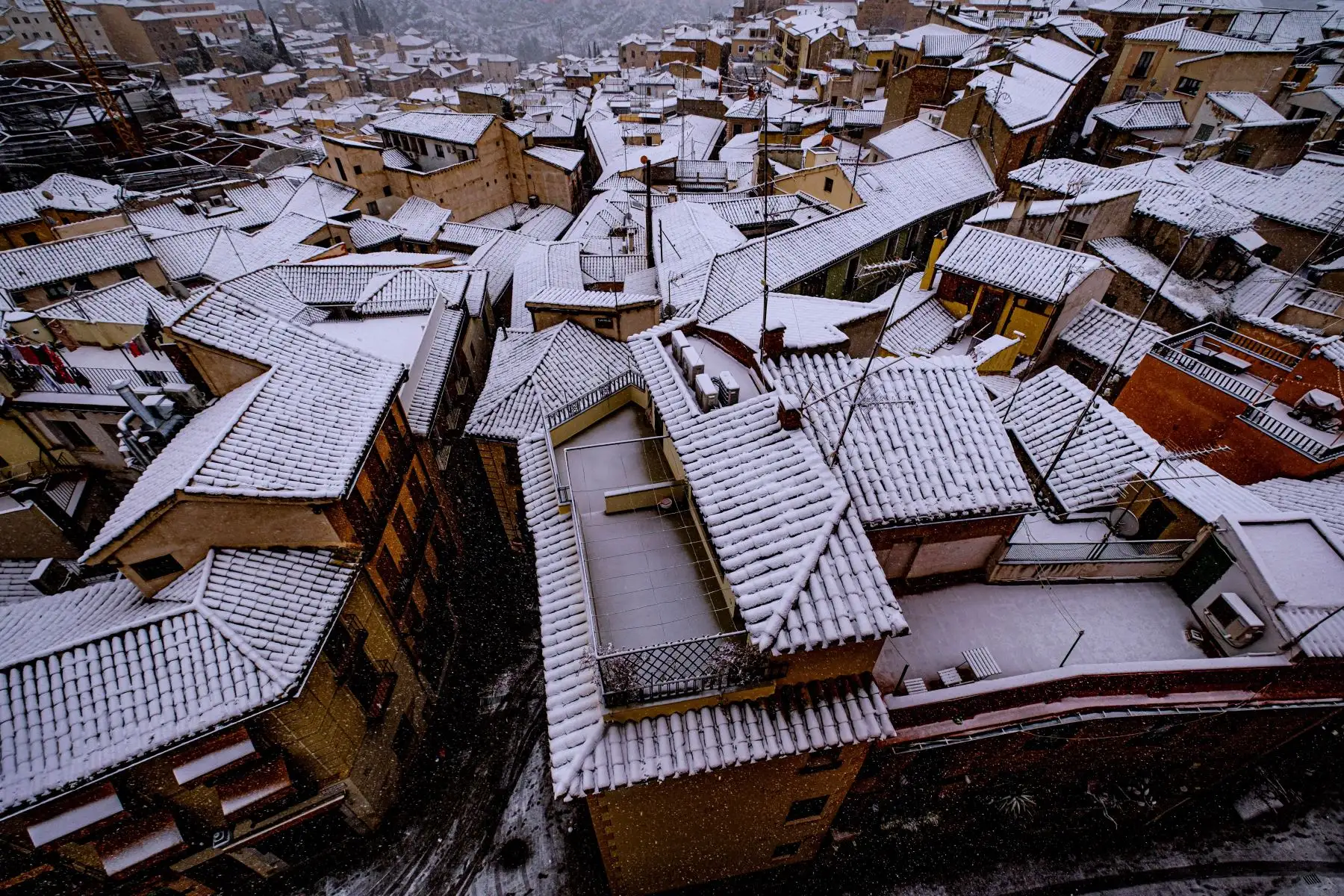 Los tejados comienzan a acumular nieve este  en la ciudad de Toledo. La borrasca Filomena deja copiosas nevadas en zonas del centro y este peninsular, con temperaturas bastante bajas y espesores de más de 10 centímetros en el este de Castilla-La Mancha.
Foto: EFE