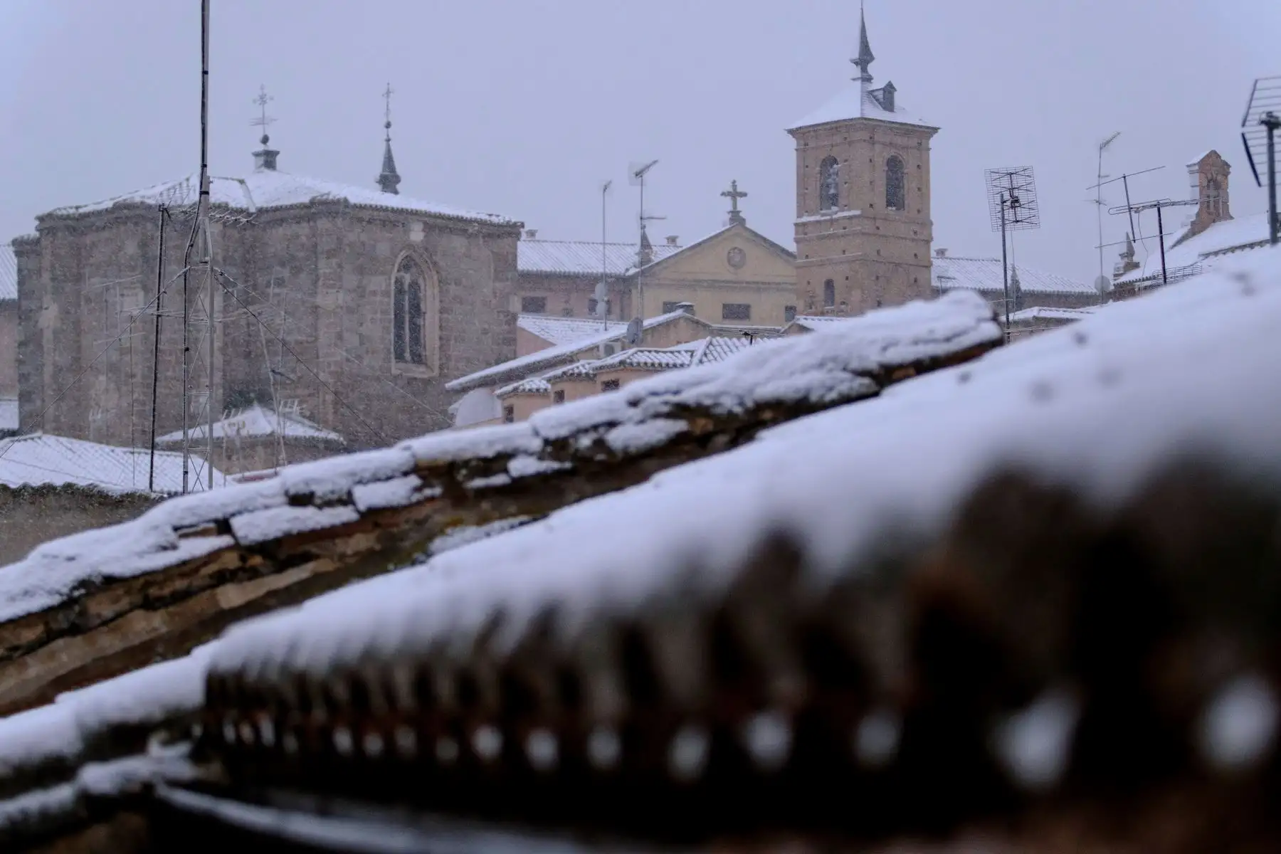 Los tejados comienzan a acumular nieve este  en la ciudad de Toledo. La borrasca Filomena deja copiosas nevadas en zonas del centro y este peninsular, con temperaturas bastante bajas y espesores de más de 10 centímetros en el este de Castilla-La Mancha.
Foto: EFE