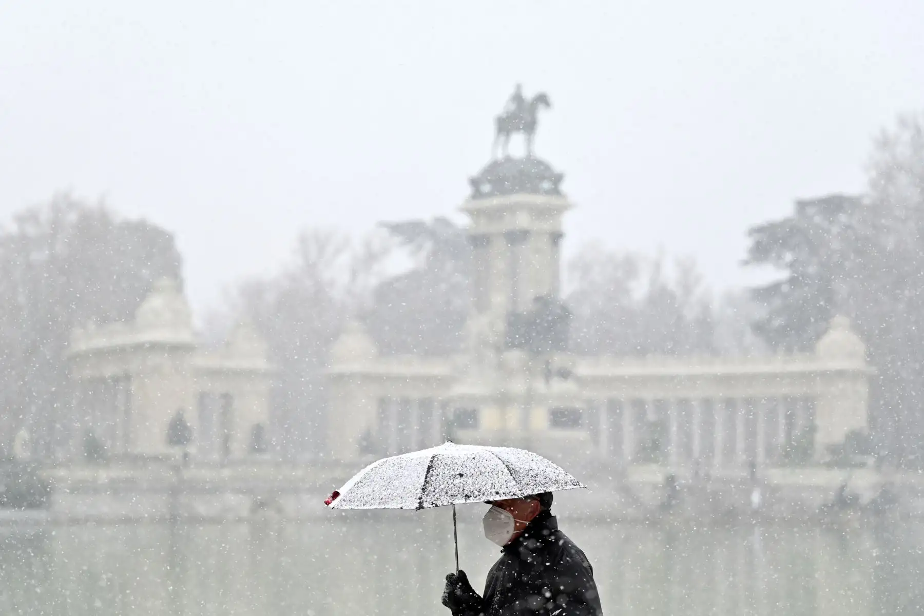 Un hombre camina mientras cae la nieve en el Parque del Retiro en el centro de Madrid . Se ha emitido una advertencia en todo el país debido a la tormenta Filomena que ha provocado un gran descenso de temperaturas y nevadas en toda España.
Foto: AFP