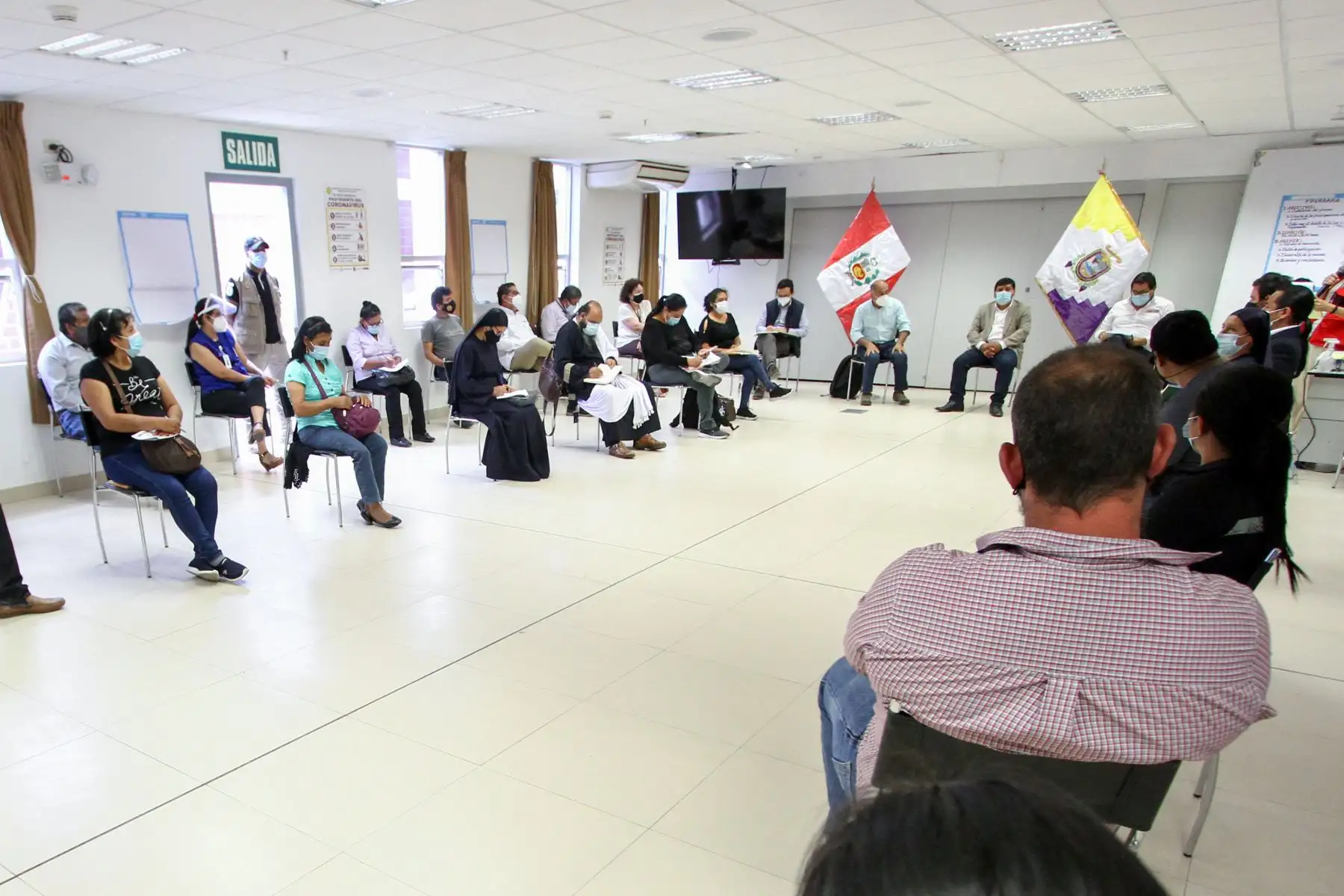 Con la finalidad de elaborar el reglamento de la Ley del Régimen Laboral Agrario, el ministro de Trabajo y Promoción del Empleo, Javier Palacios, participó de la mesa de diálogo que se desarrolló en la región Ica con representantes de trabajadores agrarios. Foto: @MTPE_Peru