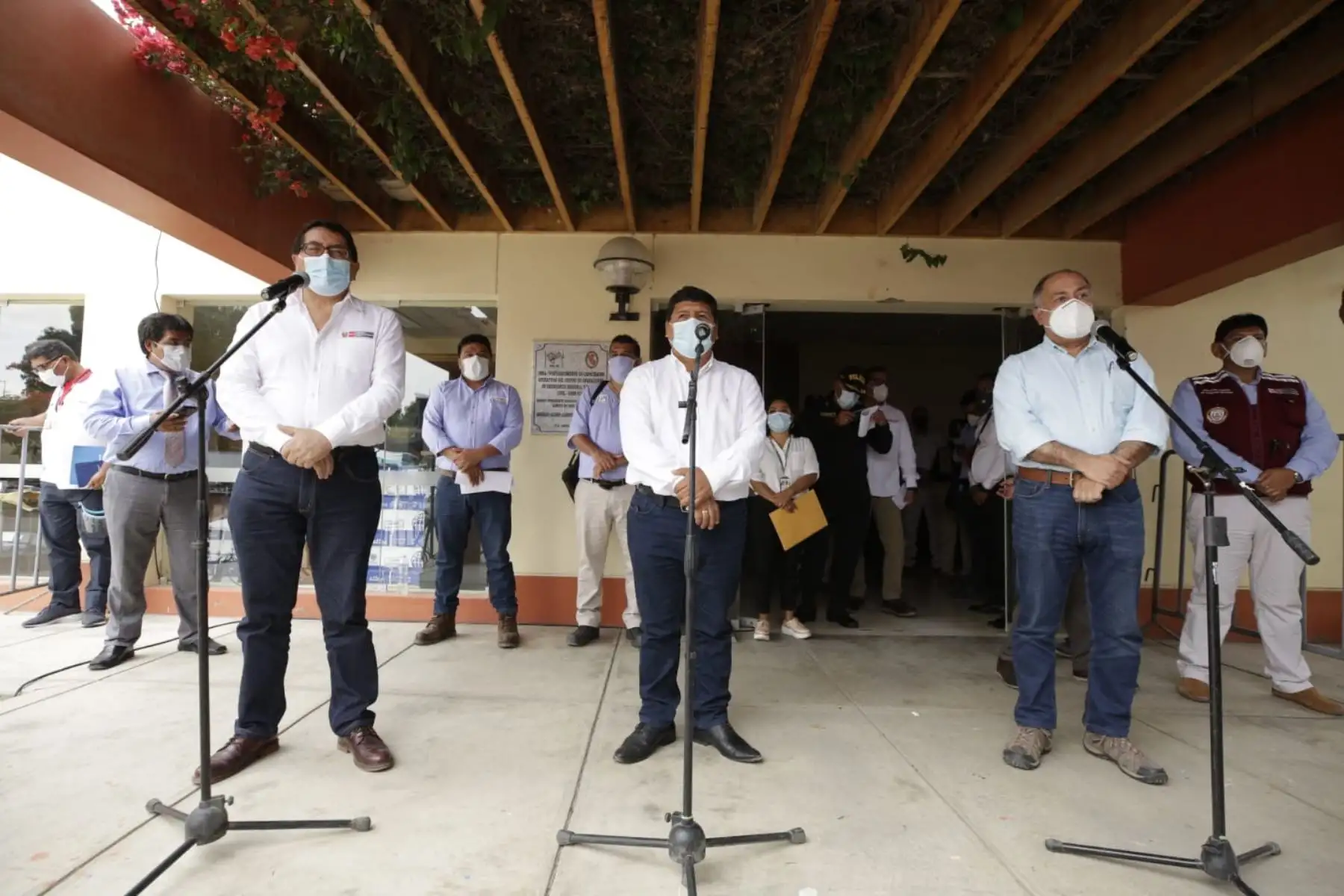 Los ministros de Trabajo y de Agricultura, junto al gobernador regional del Ica, informan en conferencia de prensa los acuerdos alcanzados durante la reunión de la comisión de diálogo. Foto: @MTPE_Peru