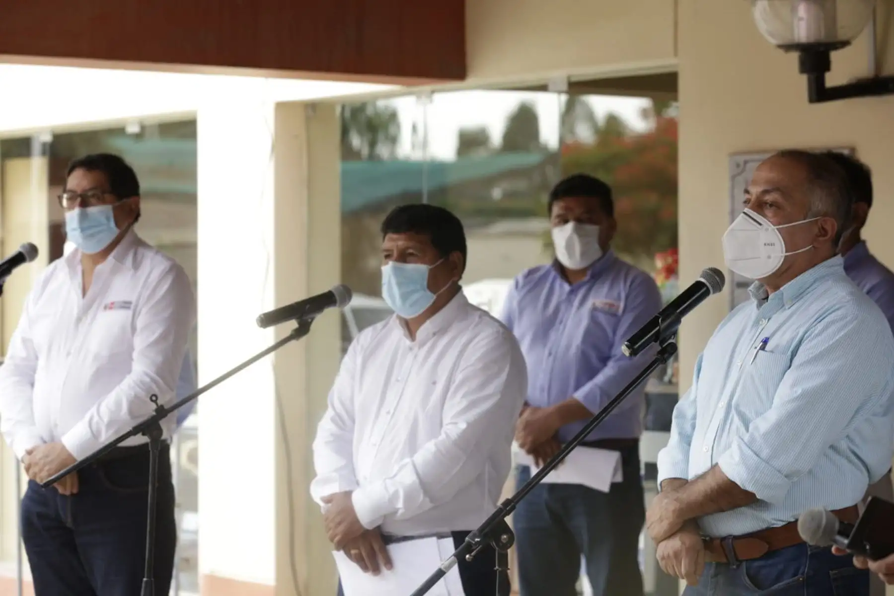 Los ministros de Trabajo y de Agricultura, junto al gobernador regional del Ica, informan en conferencia de prensa los acuerdos alcanzados durante la reunión de la comisión de diálogo. Foto: @MTPE_Peru