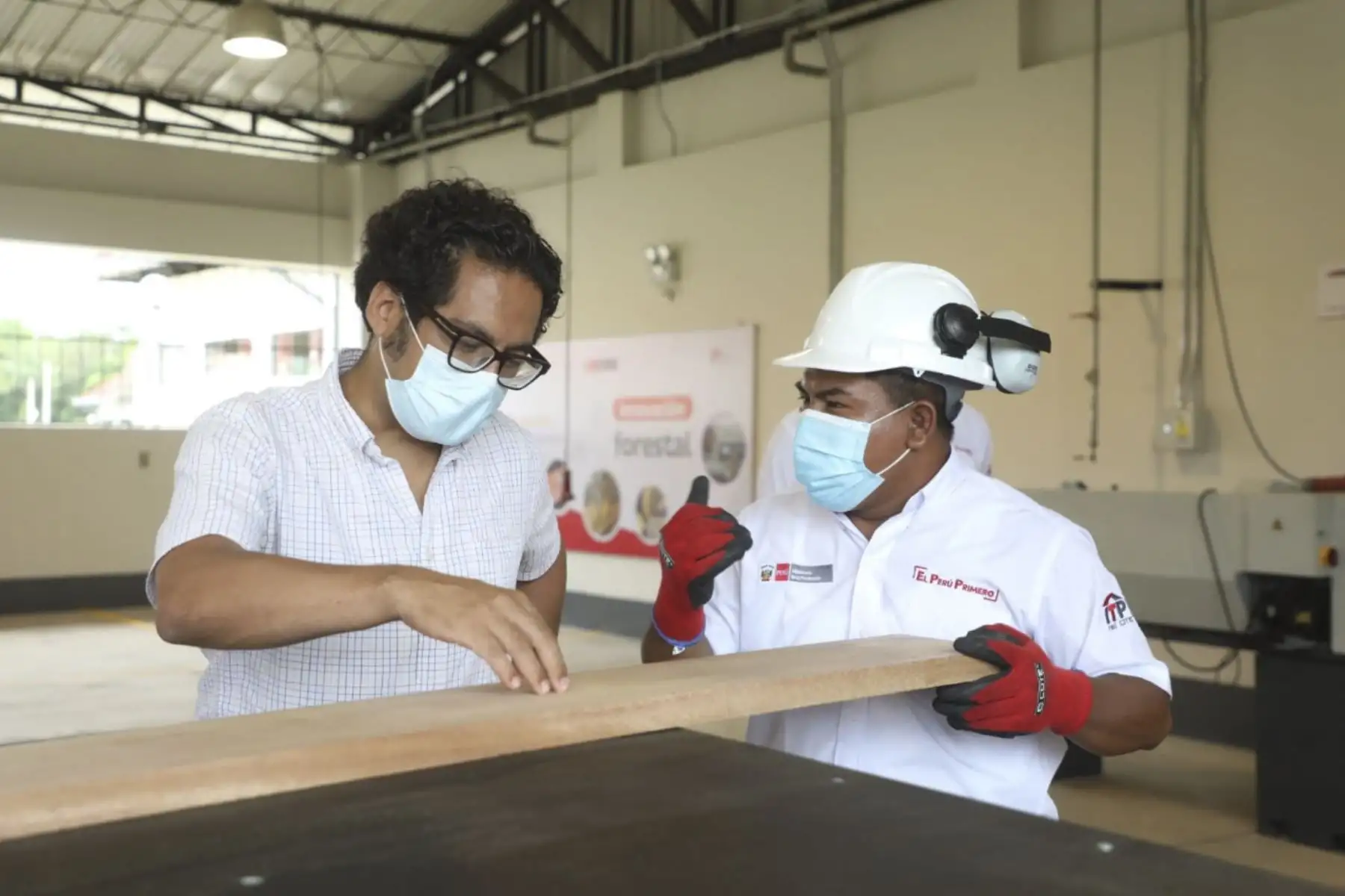 Ministro de la producción, José Luis Chicoma, visita la planta procesadora de castaña de la empresa Candela Perú, la cual ha recibido los servicios de capacitación del CITEproductivo Madre de Dios, contribuyendo al desarrollo y fortalecimiento de cadenas de valor basadas en la biodiversidad peruana. Foto: Produce