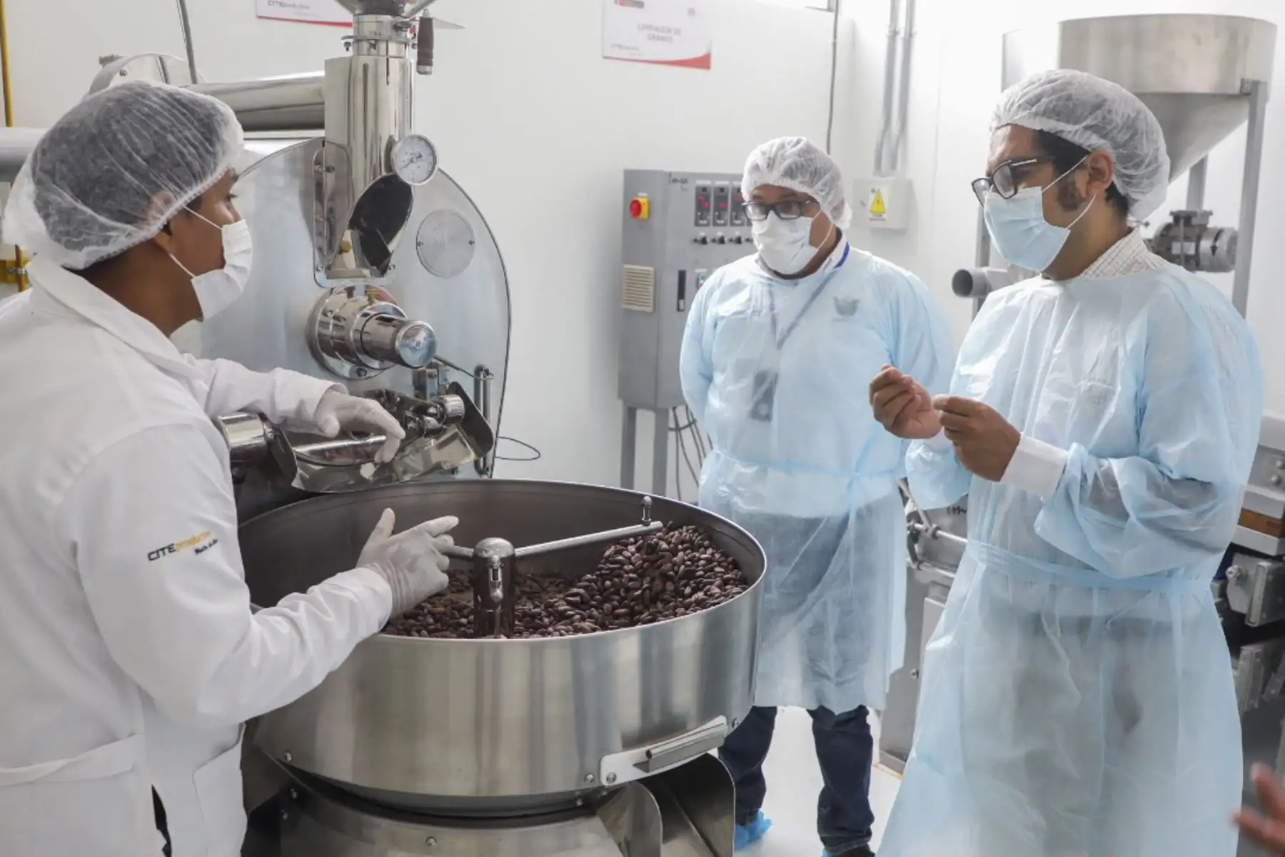Ministro de la producción, José Luis Chicoma, visita la planta procesadora de castaña de la empresa Candela Perú, la cual ha recibido los servicios de capacitación del CITEproductivo Madre de Dios, contribuyendo al desarrollo y fortalecimiento de cadenas de valor basadas en la biodiversidad peruana. Foto: Produce