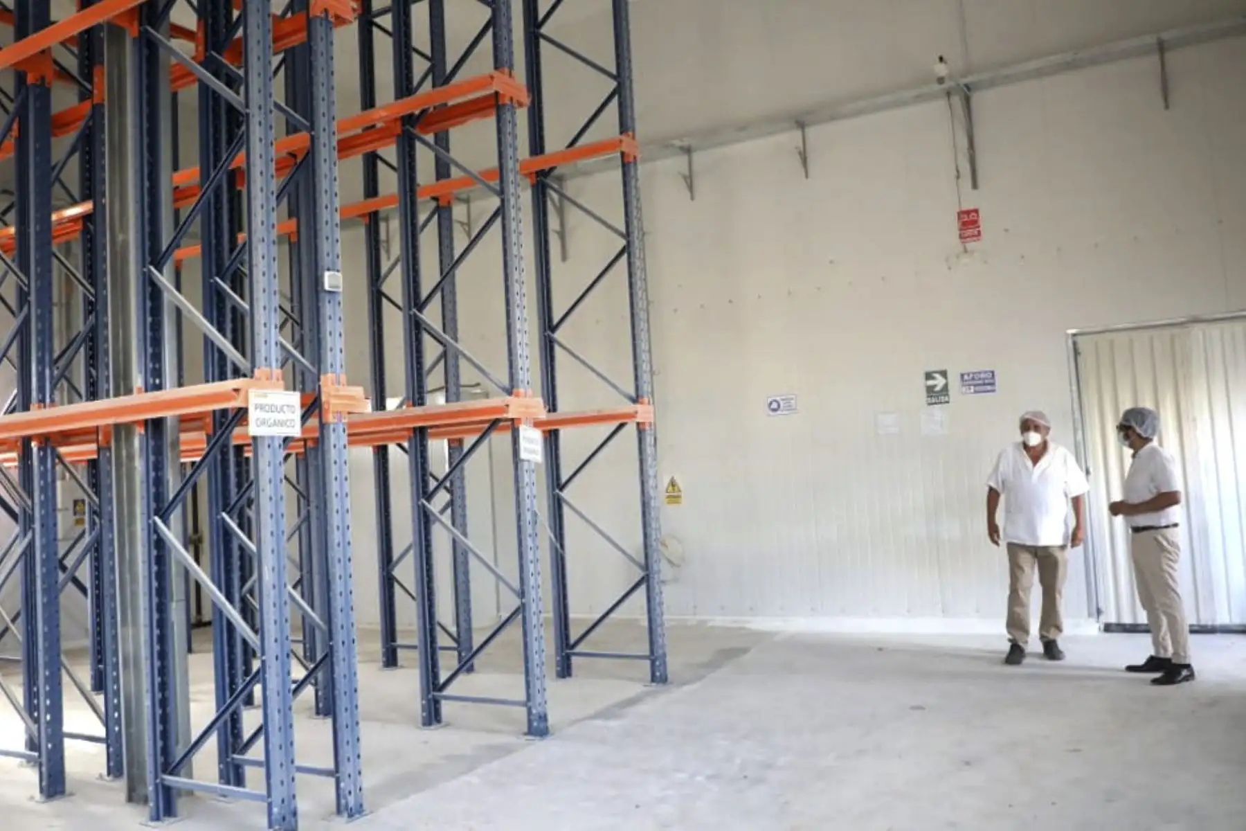 Ministro de la producción, José Luis Chicoma, visita la planta procesadora de castaña de la empresa Candela Perú, la cual ha recibido los servicios de capacitación del CITEproductivo Madre de Dios, contribuyendo al desarrollo y fortalecimiento de cadenas de valor basadas en la biodiversidad peruana. Foto: Produce