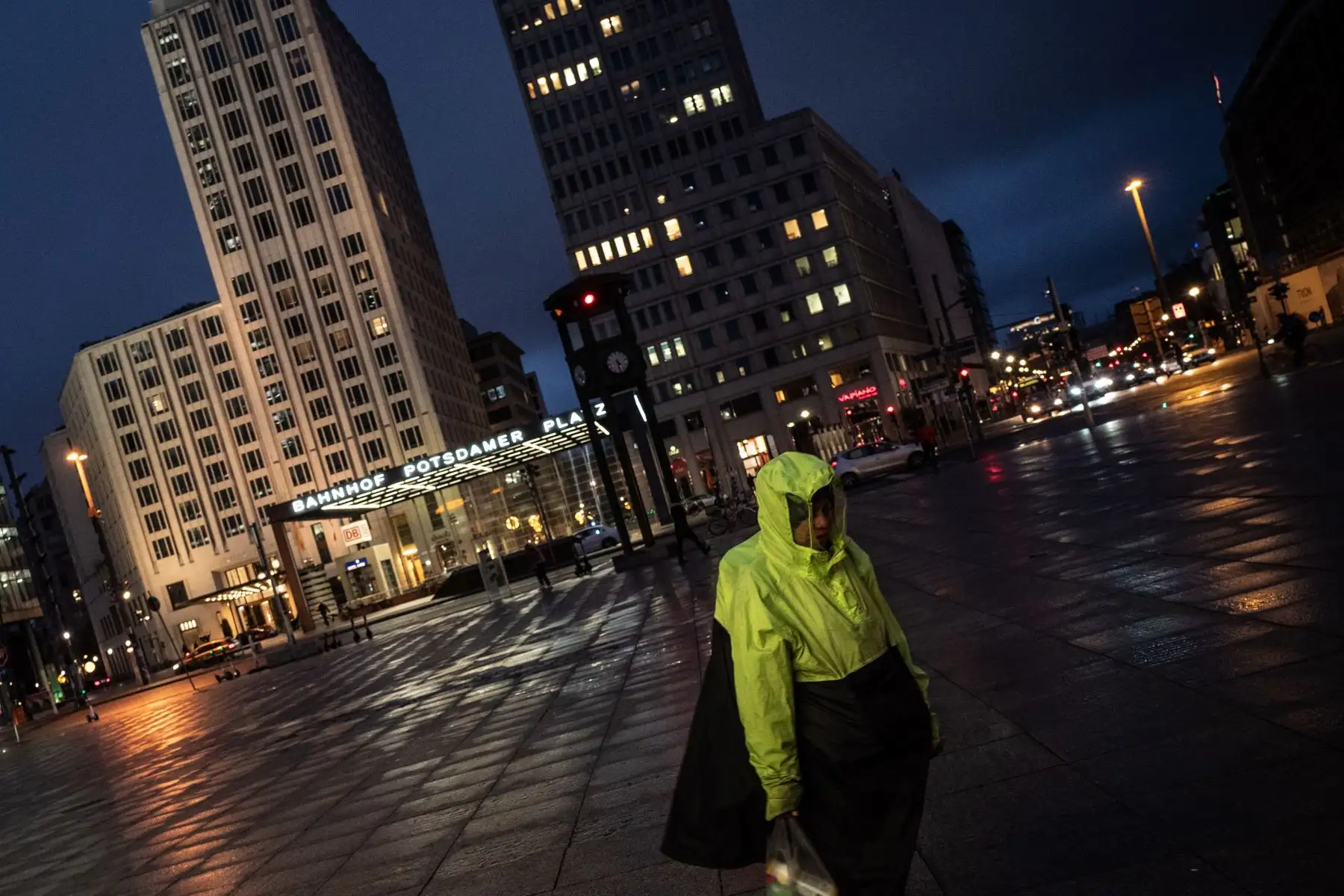 Un peatón camina por la vacía Potsdamer Platz en Berlín, Alemania. Foto: EFE