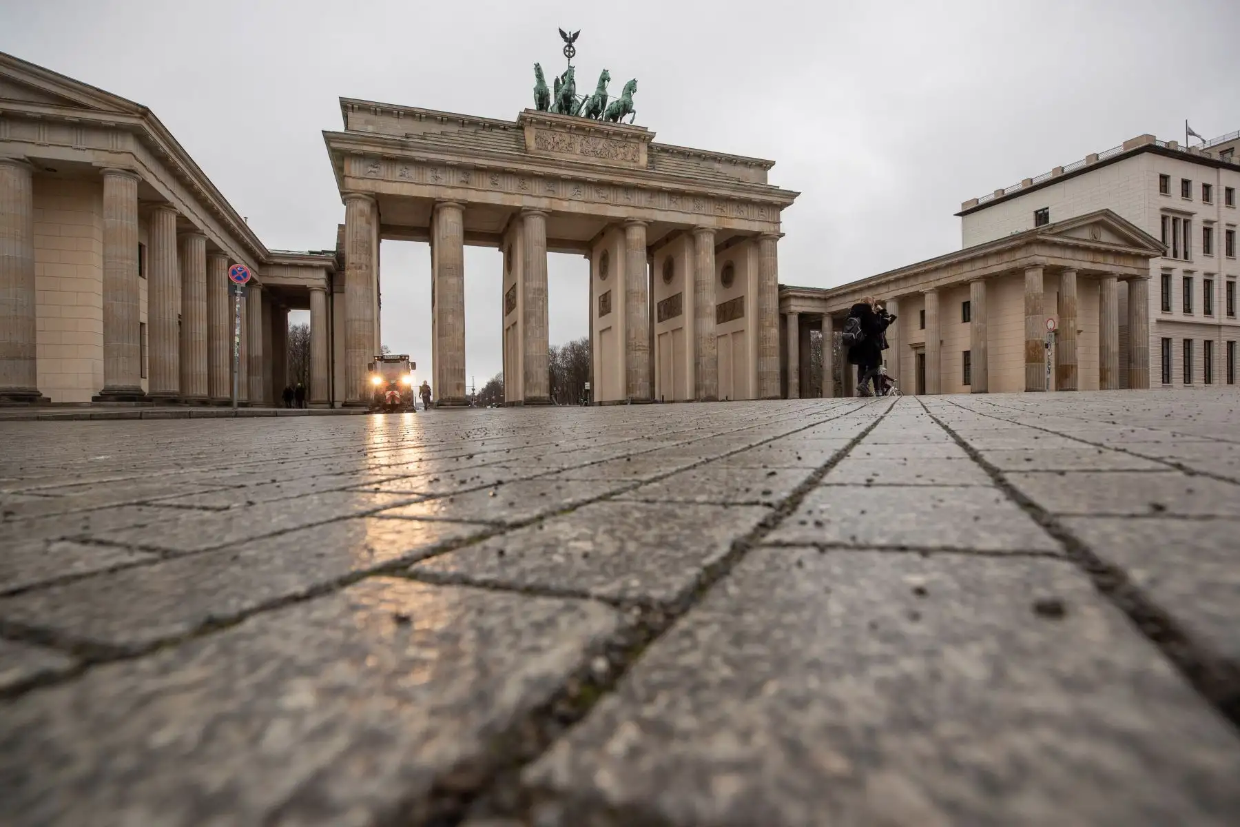 Puerta de Brandenburgo, uno de los lugares turísticos más populares de Berlín,  Alemania. Foto: EFE