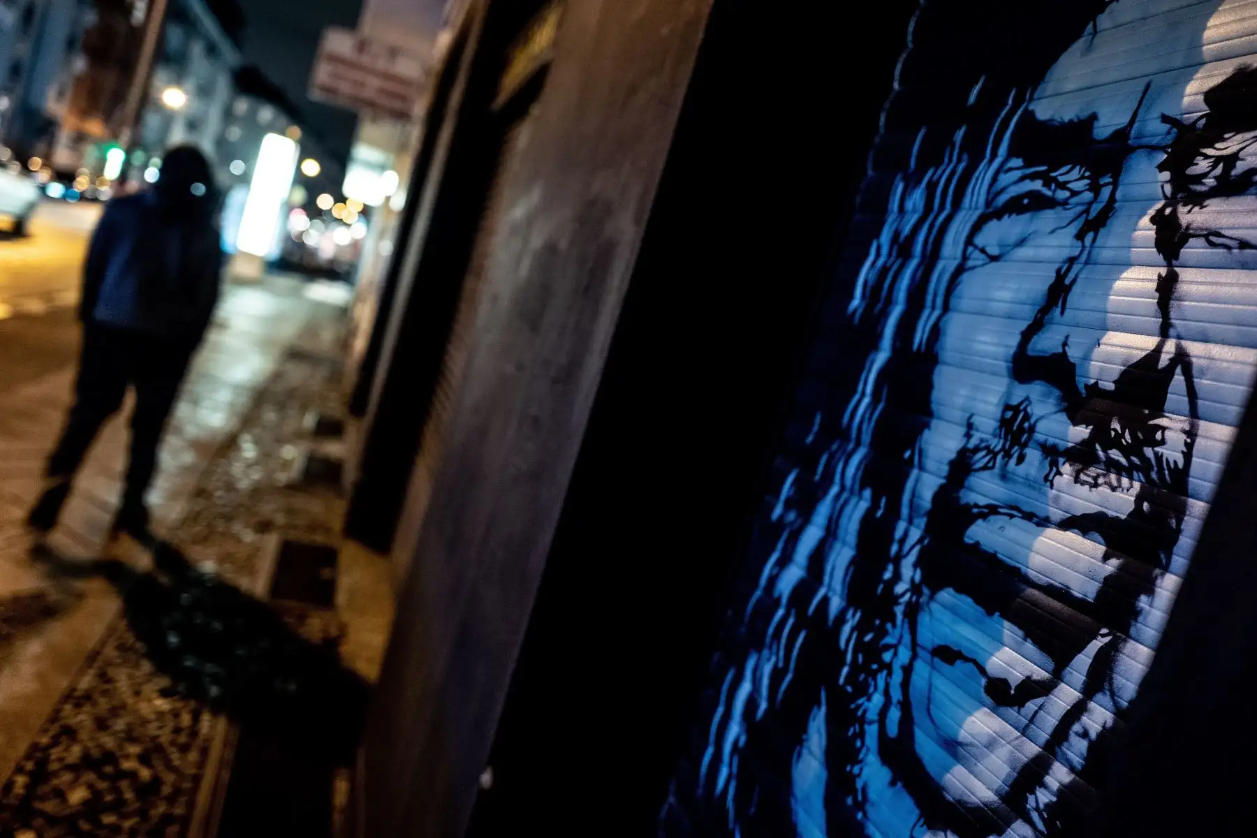 Paseo peatonal por un club de música cerrado por el coronavirus. Foto: EFE