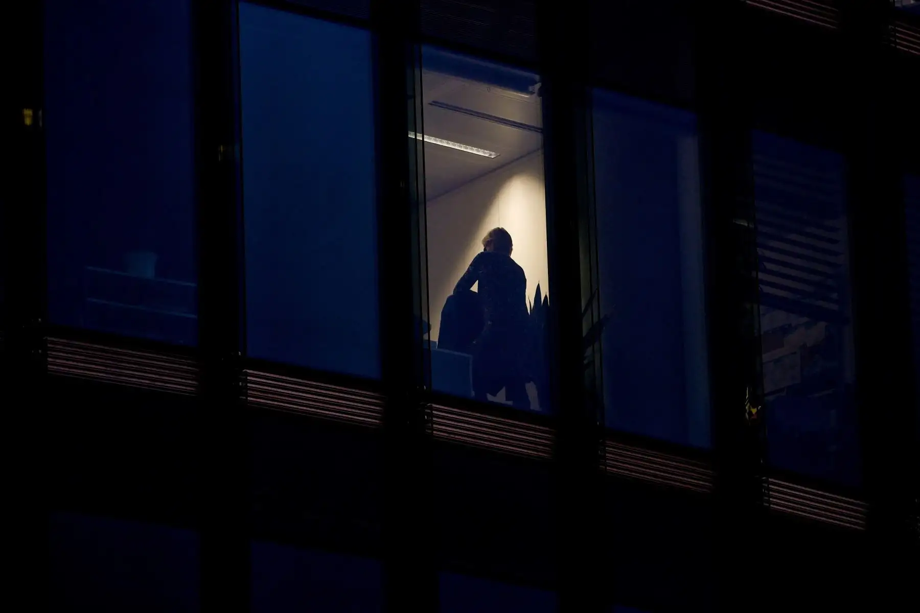 Una persona dentro de un edificio de oficinas en Potsdamer Platz en Berlín, Alemania. Foto: AFP