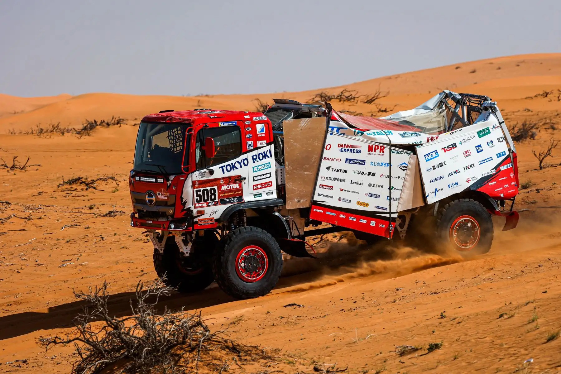 Teruhito Sugawara, Hirokazu Somemiya y Yuji Mochizuki de Japón, Hino, Hino Team Sugawara, en acción durante la sexta etapa del Dakar 2021 entre Al Qaisumah y Ha