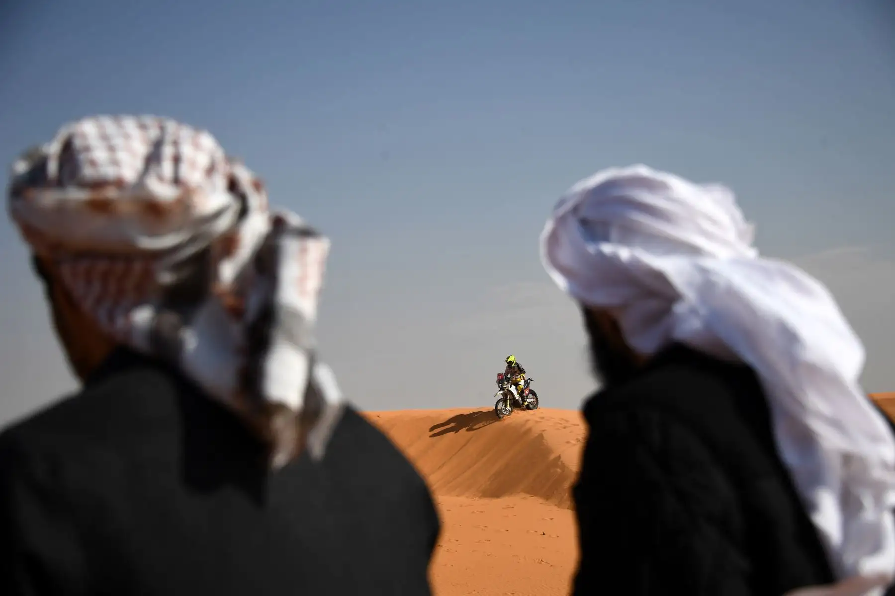 Un motociclista compite durante la 6ta etapa del Rally Dakar 2021 entre Buraydah y Hail, en Arabia Saudita. Foto: AFP