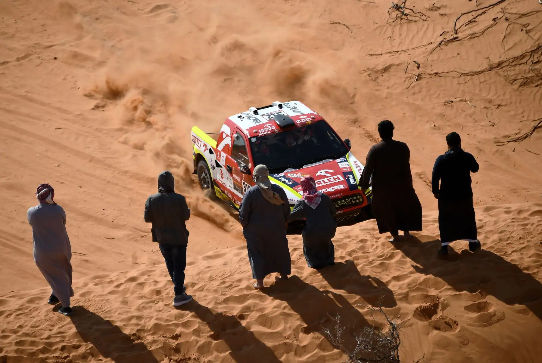 El piloto checo de Ford Martin Prokop y el copiloto checo Vikto Chytka compiten durante la sexta etapa del Rally Dakar 2021 entre Buraydah y Hail, en Arabia Saudita. Foto: AFP