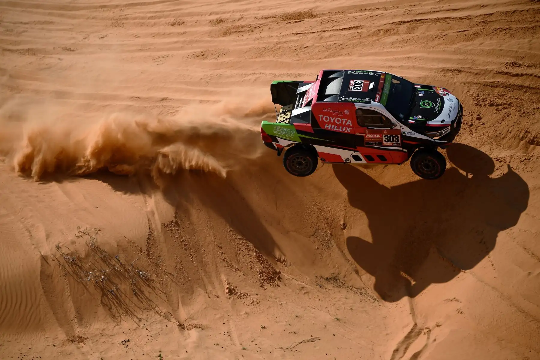 El piloto de Toyota Yazeed Al Rajhi de Arabia Saudita y el copiloto Dirk Von Zitzewitz de Alemania compiten durante la sexta etapa del Rally Dakar 2021 entre Buraydah y Hail. Foto: AFP