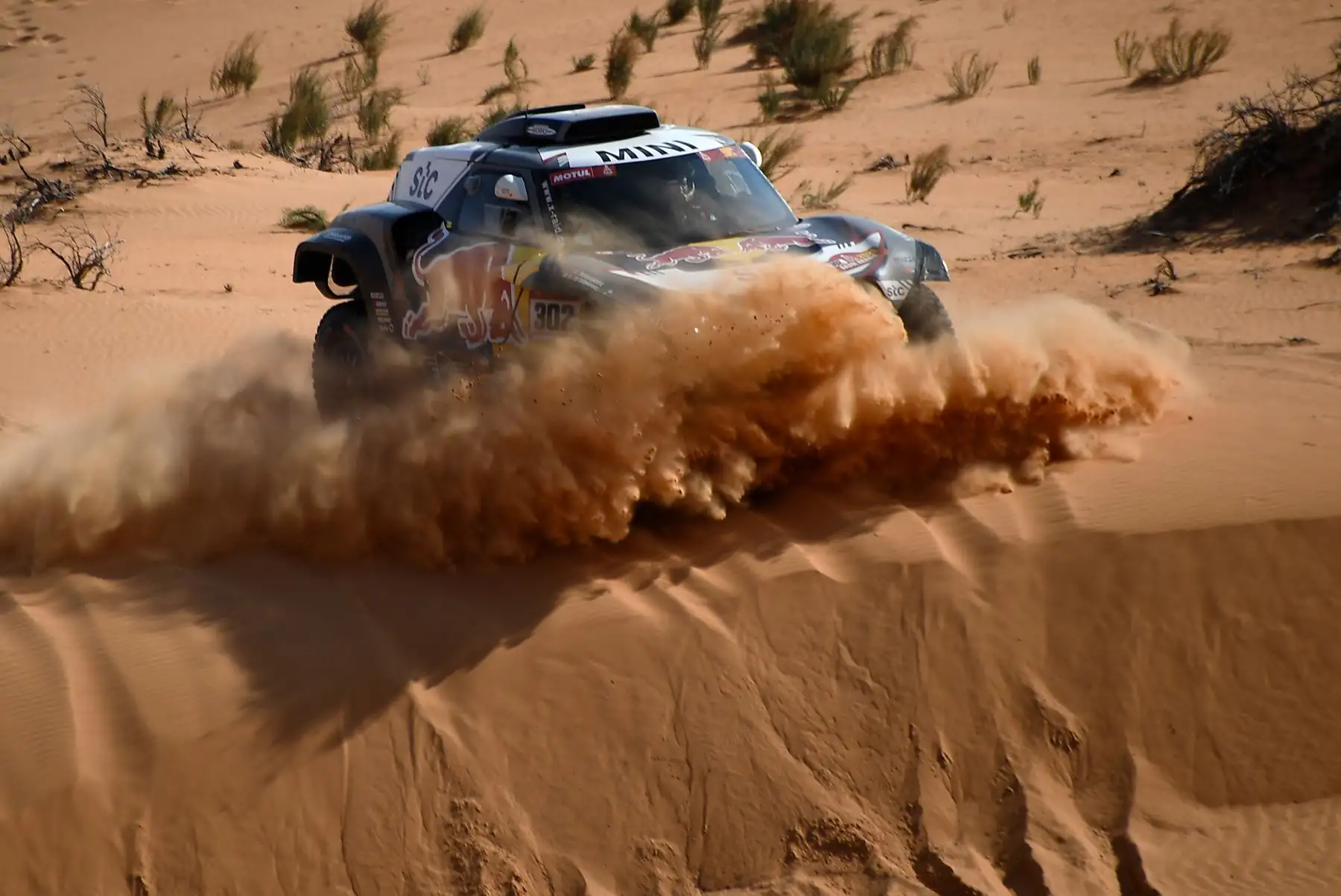 El piloto de Mini, Stephane Peterhansel, y su copiloto, el francés Edouard Boulanger, compiten durante la sexta etapa del Rally Dakar 2021 entre Buraydah y Hail, en Arabia Saudita. Foto: EFE