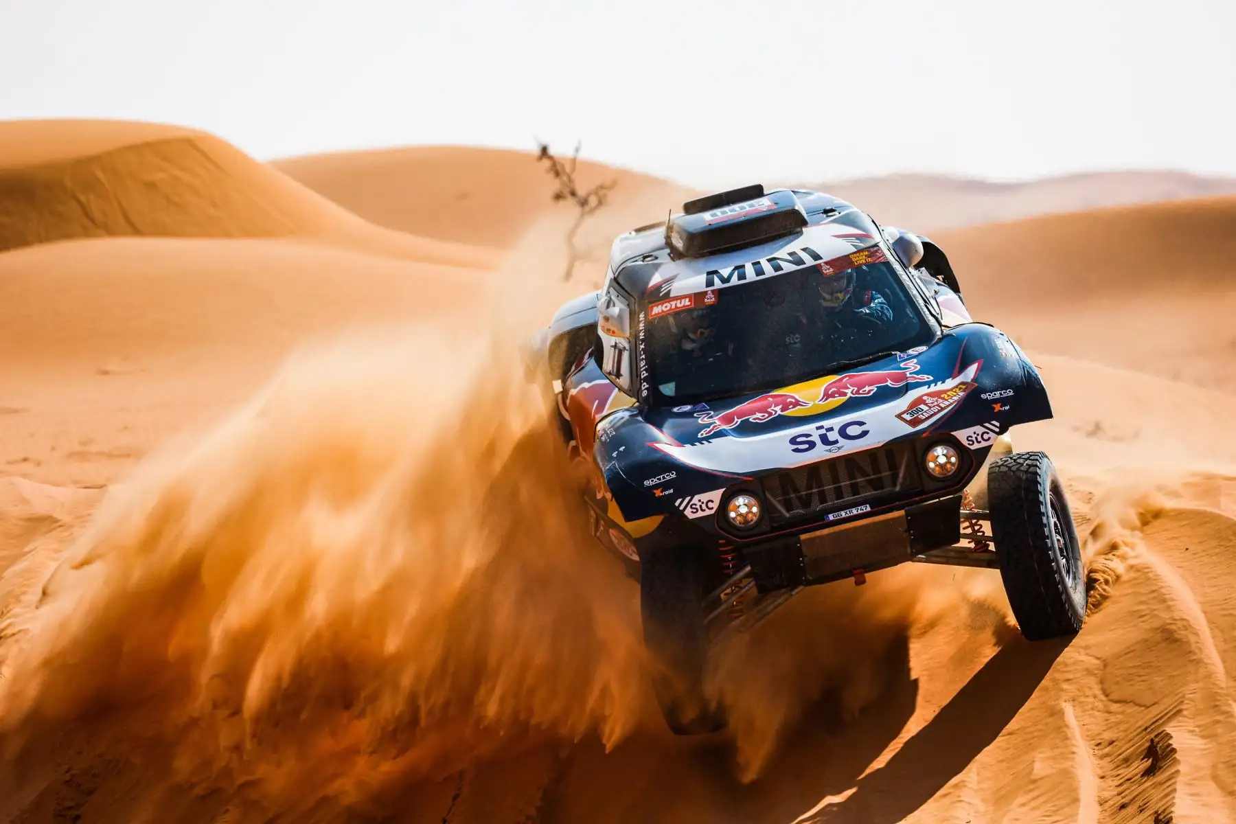 Carlos Sainz y Lucas Cruz Lucas de España, Mini, X-Raid Mini JCW Team, en acción durante la 6ta etapa del Dakar 2021 entre Al Qaisumah y Ha