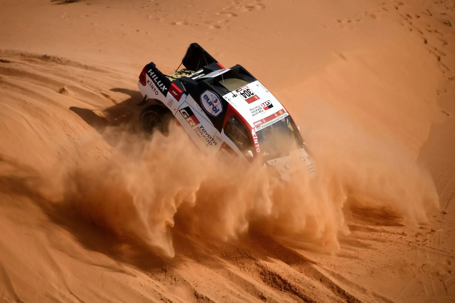 El piloto de Toyota Giniel De Villiers de Sudáfrica y su copiloto Alex Bravo Haro de España compiten durante la sexta etapa del Rally Dakar 2021 entre Buraydah y Hail, en Arabia Saudita. Foto: EFE