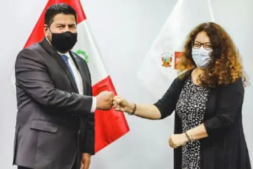 La titular del Ministerio de Desarrollo e Inclusión Social (Midis), Silvana Vargas, y el gobernador regional de Huancavelica, Maciste Díaz Abad, sostuvieron una reunión de coordinación para definir una agenda de protección social con enfoque territorial que busca fortalecer las intervenciones de los programas sociales en dicha región. Foto: Midis