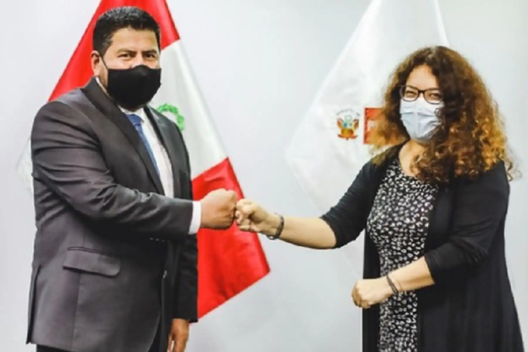 La titular del Ministerio de Desarrollo e Inclusión Social (Midis), Silvana Vargas, y el gobernador regional de Huancavelica, Maciste Díaz Abad, sostuvieron una reunión de coordinación para definir una agenda de protección social con enfoque territorial que busca fortalecer las intervenciones de los programas sociales en dicha región. Foto: Midis