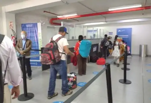 Los 149 pasajeros que arribaron hoy en el primer vuelo internacional al aeropuerto Alfredo Rodríguez Ballón, de Arequipa, pasaron por un control sanitario para verificar si cumplieron con los protocolos de bioseguridad para viajar vía aérea, a fin de prevenir la propagación de la nueva cepa del covid-19.