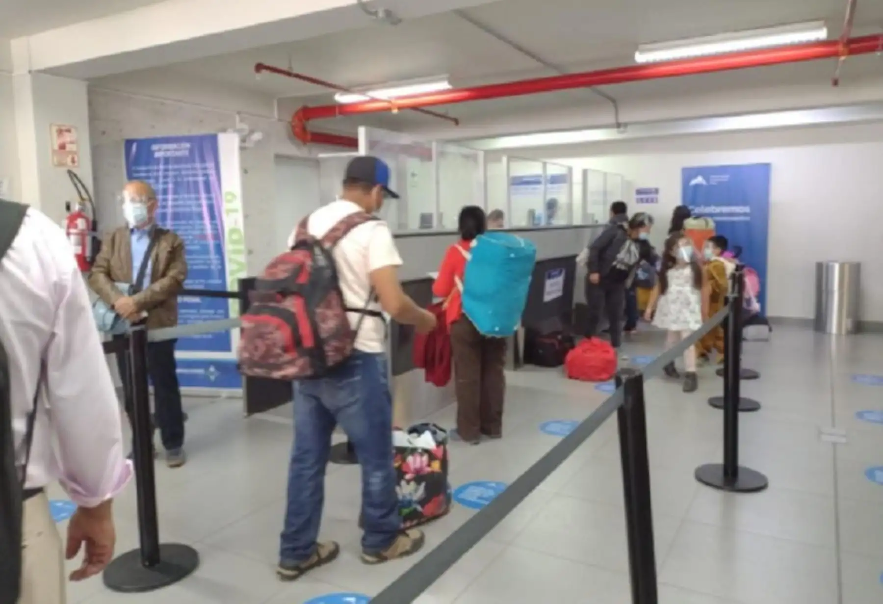 Los 149 pasajeros que arribaron hoy en el primer vuelo internacional al aeropuerto Alfredo Rodríguez Ballón, de Arequipa, pasaron por un control sanitario para verificar si cumplieron con los protocolos de bioseguridad para viajar vía aérea, a fin de prevenir la propagación de la nueva cepa del covid-19.