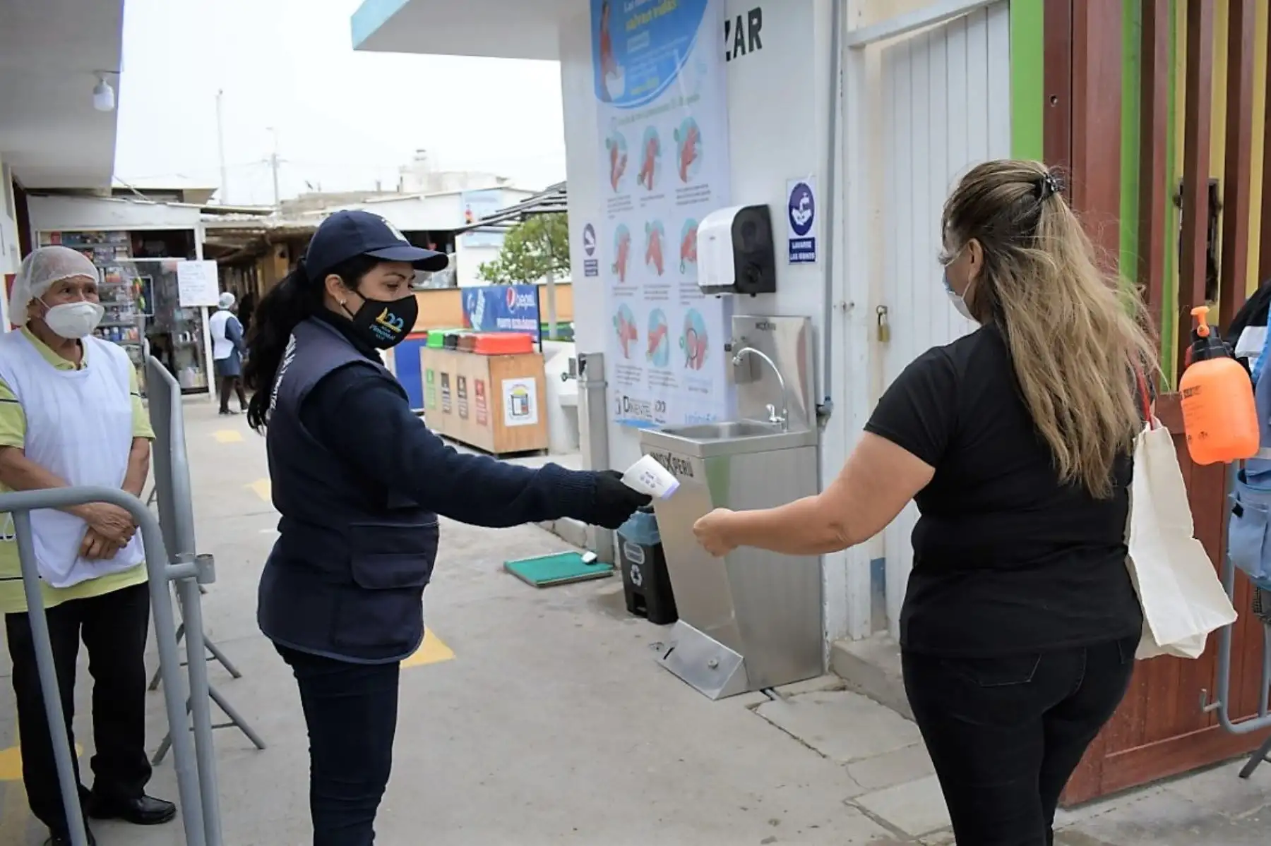Autoridades reconocen los esfuerzos de bioseguridad contra el covid-19 en siete mercados saludables de la región Lambayeque. Foto: ANDINA/Difusión