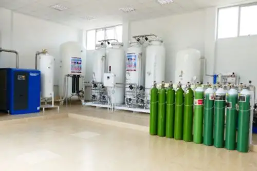 Moderna planta generadora de oxígeno medicinal de 160 metros cúbicos por hora, que tendrá la capacidad de dotar de este elemento a las 180 camas con puntos de oxígeno que tiene el Hospital 16 balones de oxígeno por hora, al Centro de Hospitalización Temporal Carlos Augusto Salaverry del distrito chiclayano de La Victoria y de ser necesario, a otros Centros de Salud de Lambayeque.