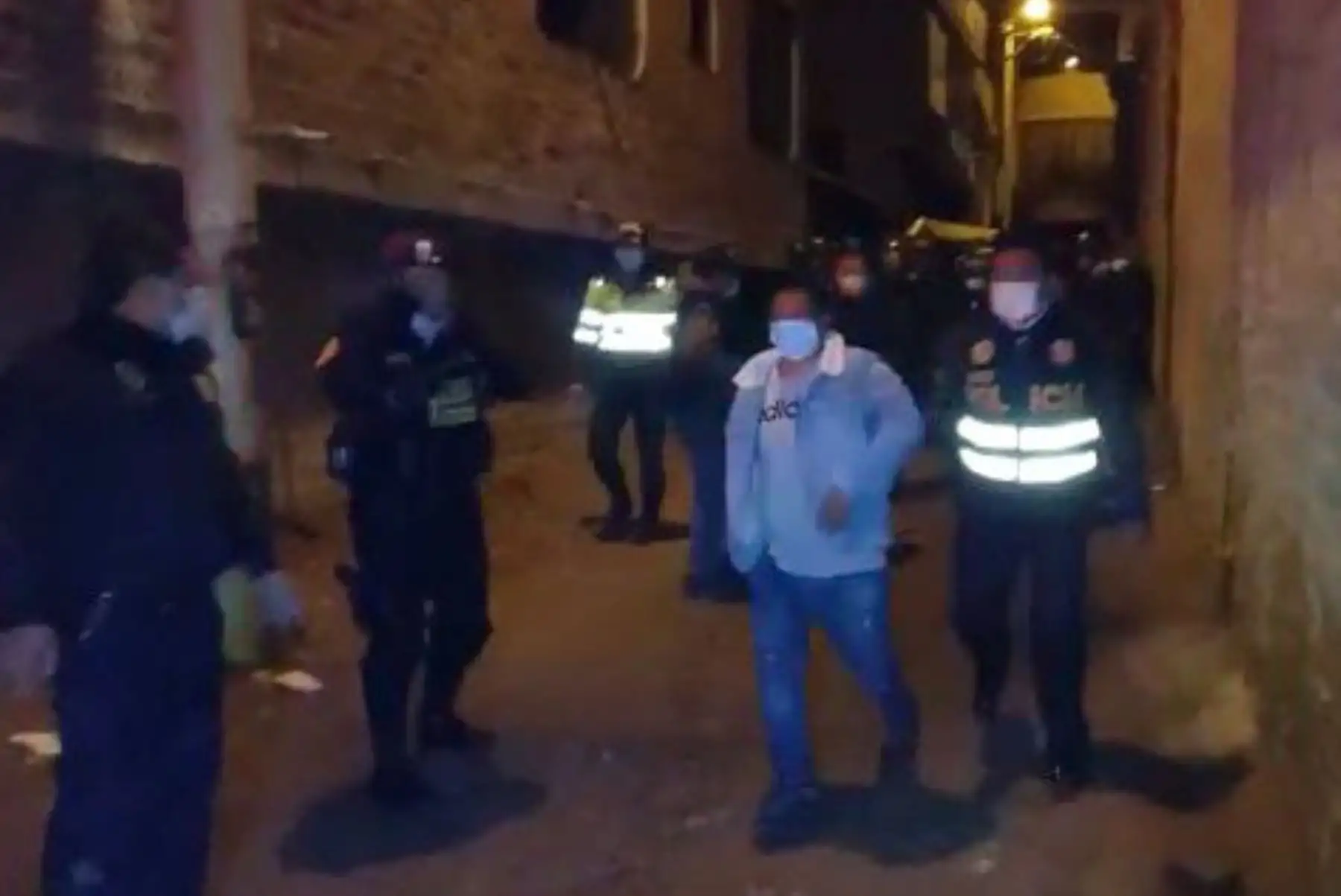 Agentes trasladan a una comisaría a los participantes en una fiesta clandestina en Huancayo. ANDINA/Difusión