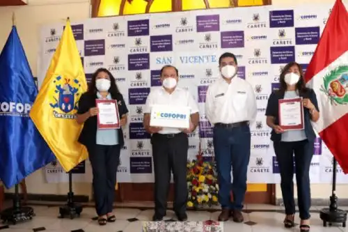 El Organismo de Formalización de la Propiedad Informal (Cofopri), entregó en la provincia de Cañete los primeros títulos de propiedad del 2021, como parte de la campaña masiva de formalización predial que realiza a nivel nacional. Foto: Cofopri