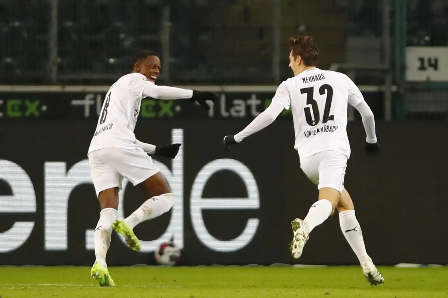 El centrocampista alemán de Moenchengladbach Florian Neuhaus (R) celebra anotar el tercer gol de su equipo durante el partido de fútbol de la Bundesliga de primera división alemana Borussia Moenchengladbach v FC Bayern Munich en Moenchengladbach, Alemania occidental, el 8 de enero de 2021. Foto: AFP