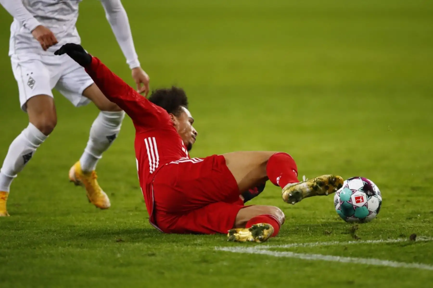 El centrocampista alemán del Bayern Múnich Leroy Sane compite por el balón durante el partido de fútbol de la Bundesliga de primera división alemana Borussia Moenchengladbach v FC Bayern Munich en Moenchengladbach, Alemania occidental, el 8 de enero de 2021. Foto: AFP