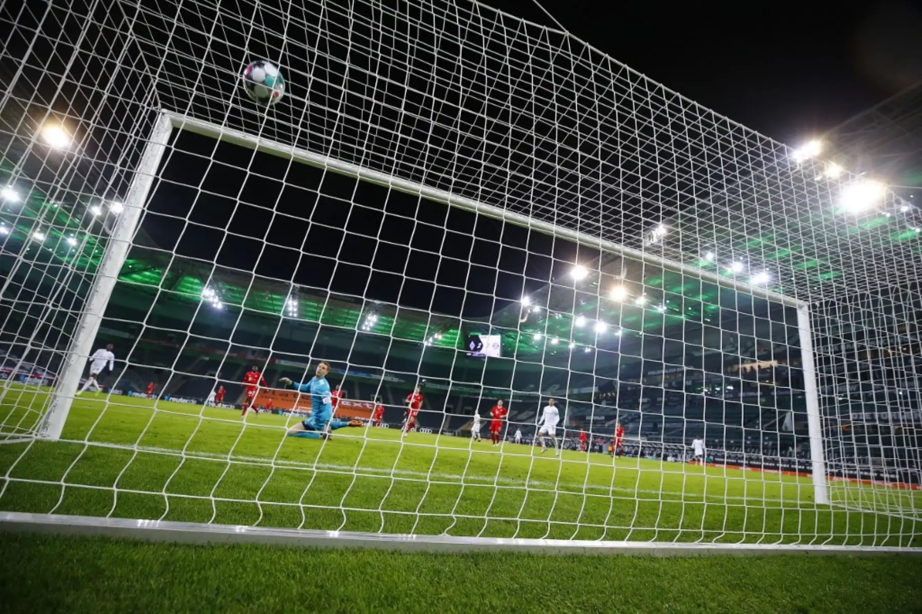 El centrocampista alemán de Moenchengladbach Florian Neuhaus marca el tercer gol de su equipo durante el partido de fútbol de la Bundesliga de primera división alemana Borussia Moenchengladbach v FC Bayern Munich en Moenchengladbach, Alemania occidental, el 8 de enero de 2021. Foto: AFP
