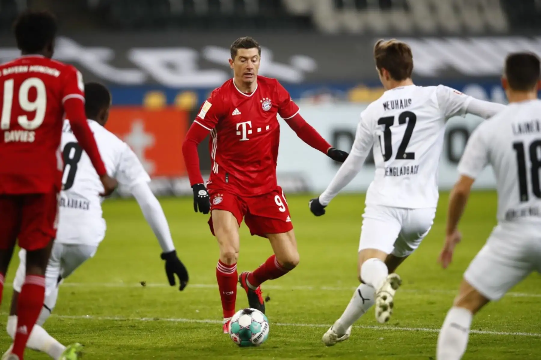 El delantero polaco del Bayern Munich Robert Lewandowski (C) compite por el balón con el centrocampista alemán de Moenchengladbach Florian Neuhaus (2ndR) durante el partido de fútbol de la Bundesliga de primera división alemana Borussia Moenchengladbach v FC Bayern Munich en Moenchengladbach, en el oeste de Alemania, el 8 de enero de 2021. Foto: AFP
