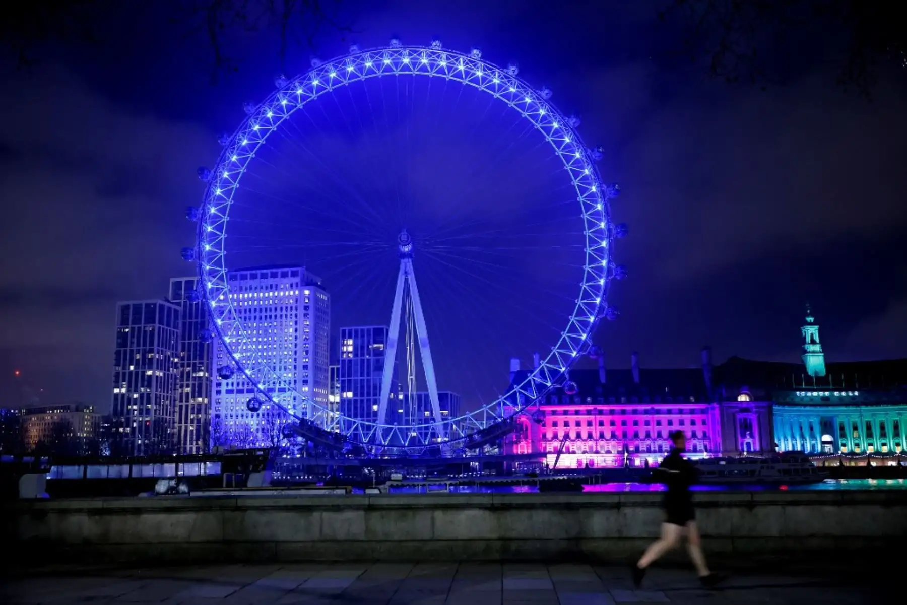 La atracción turística London Eye se ilumina con luz azul para celebrar el trabajo de los trabajadores clave, y los del NHS (Servicio Nacional de Salud) de Gran Bretaña, en Londres. Foto: AFP