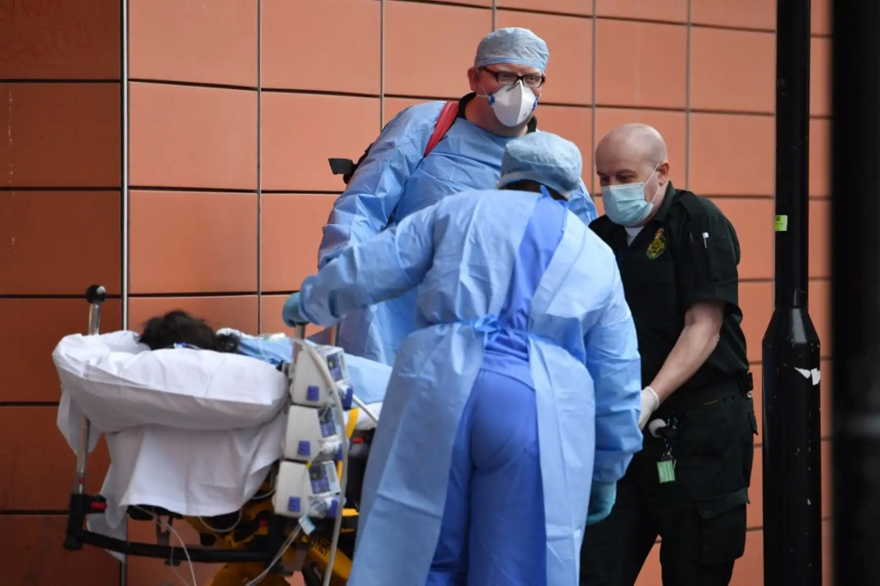 Los paramédicos descargan a un paciente de una ambulancia frente al Royal London Hospital en el este de Londres el 8 de enero de 2021. Foto: AFP