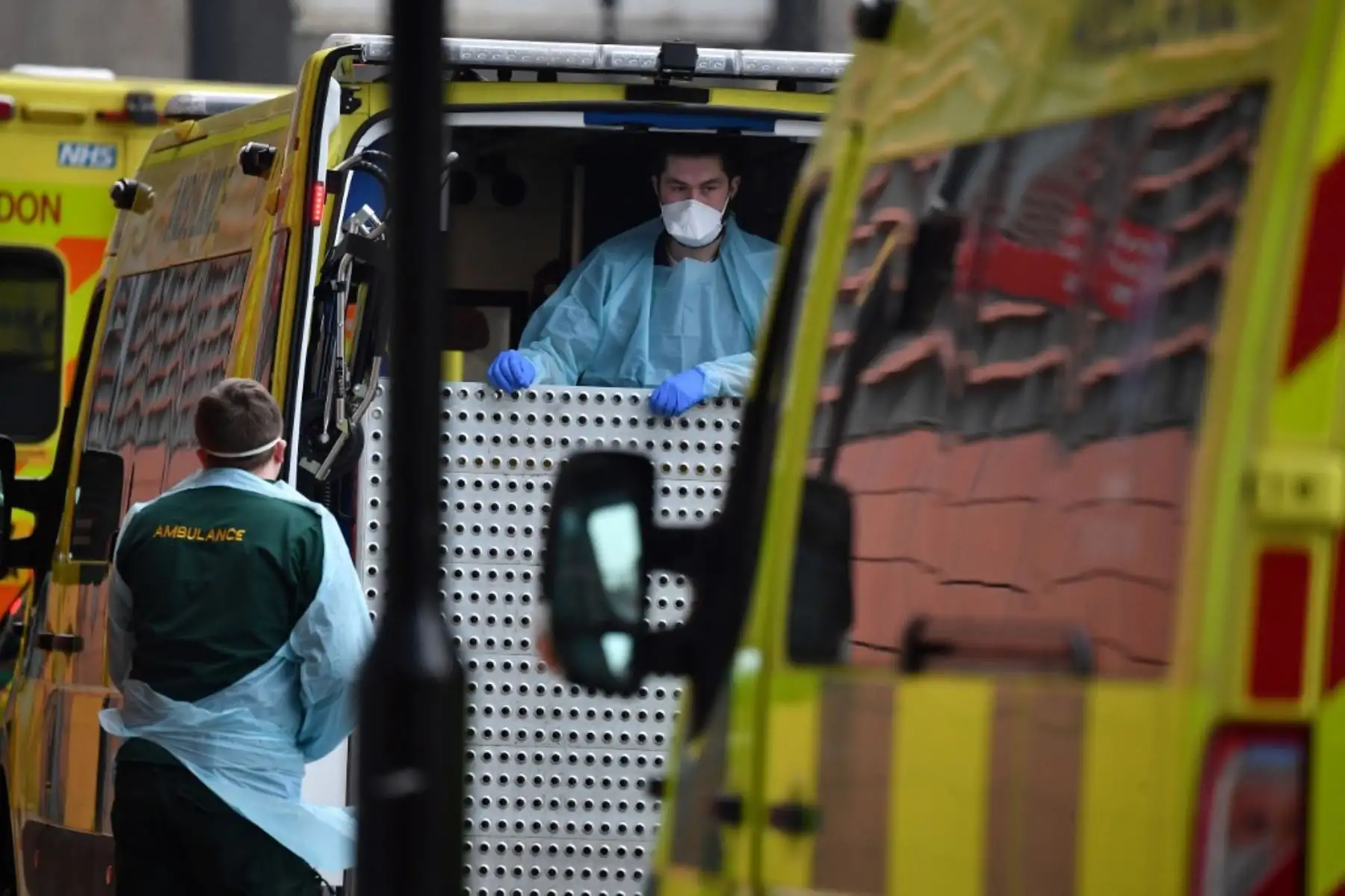 Paramédicos con EPP completo preparan una ambulancia frente al Royal London Hospital en el este de Londres el 8 de enero de 2021. Foto: AFP