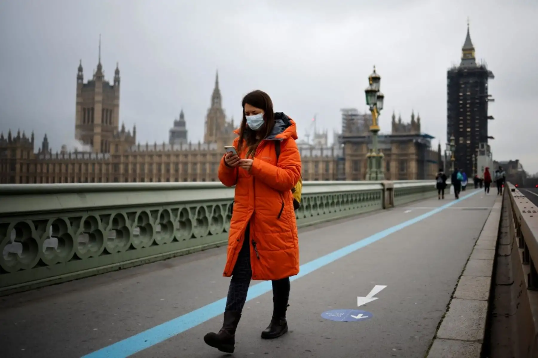 Un peatón con una máscara facial cruza el puente de Westminster en el centro de Londres el 8 de enero de 2021, cuando Inglaterra entró en un tercer bloqueo debido al nuevo coronavirus covid-19. Foto: AFP
