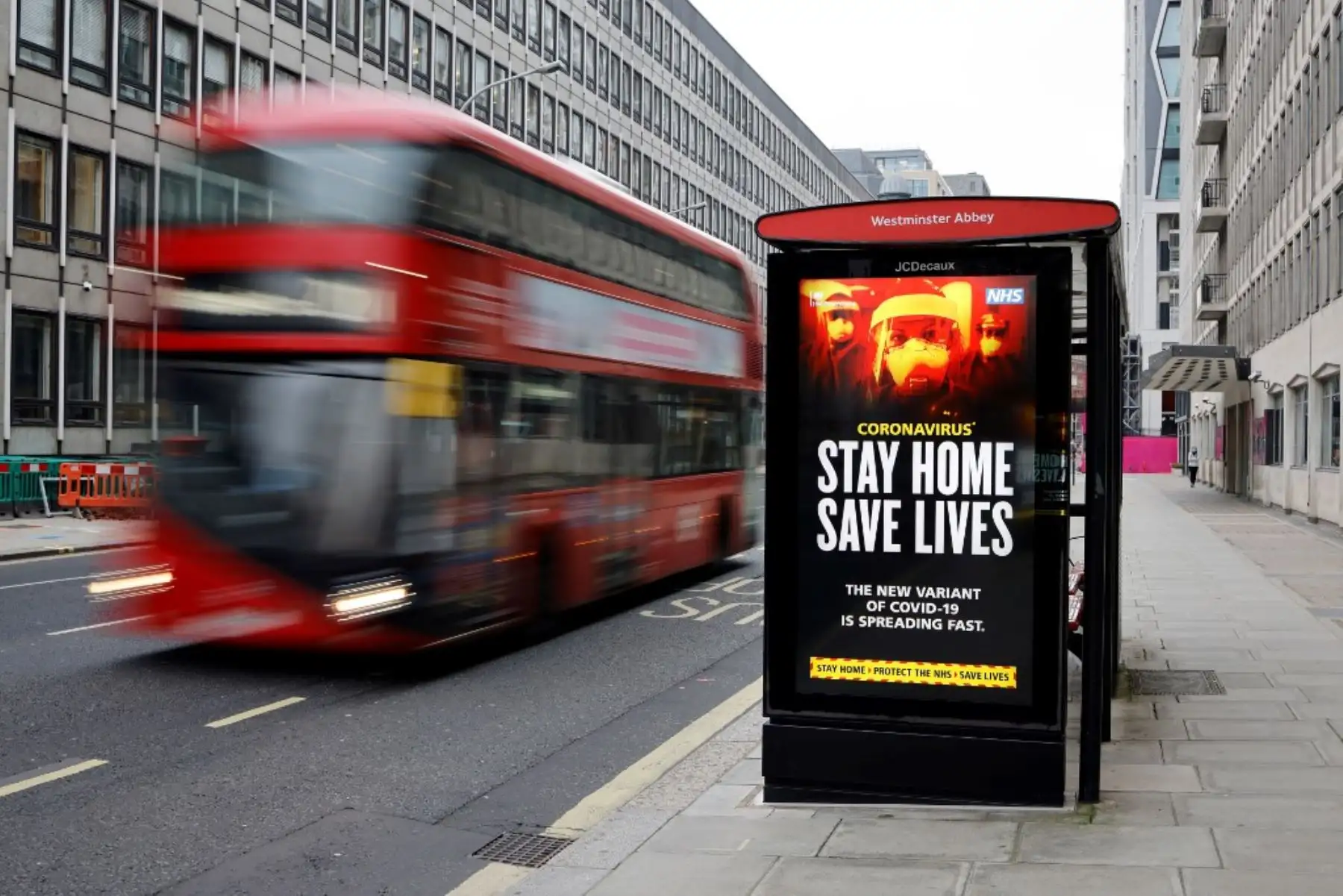 Una pantalla digital en una estación de autobuses advierte a los peatones sobre la nueva cepa de coronavirus en el centro de Londres el 8 de enero de 2021, cuando Inglaterra entró en un tercer bloqueo debido al nuevo coronavirus covid-19. Foto: AFP